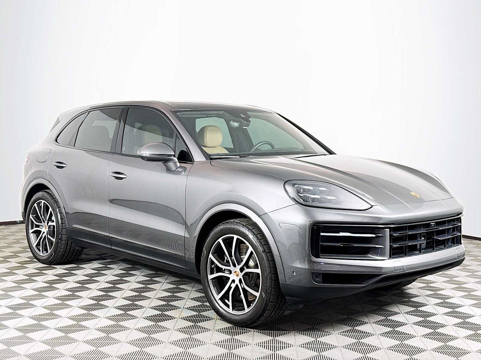 Used 2025 Porsche Cayenne S AWD/4WD image 3