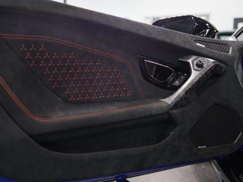 Used 2019 Lamborghini Huracan Performante AWD/4WD image 9