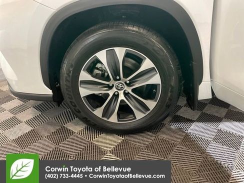 Certified 2023 Toyota Highlander XLE image 27
