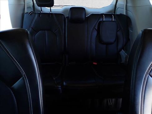 Used 2024 Chrysler Pacifica Touring-L FWD image 11