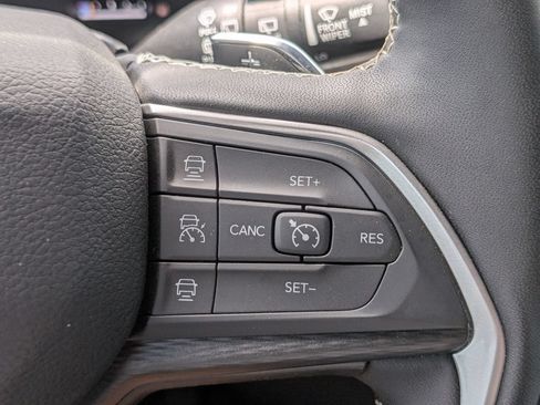 Used 2025 Jeep Grand Cherokee Altitude RWD image 24