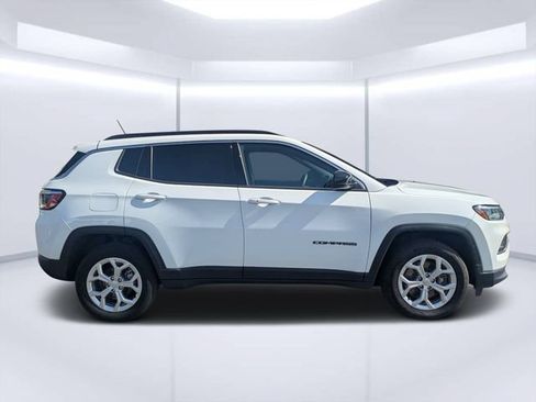 Used 2024 Jeep Compass Latitude AWD/4WD image 2