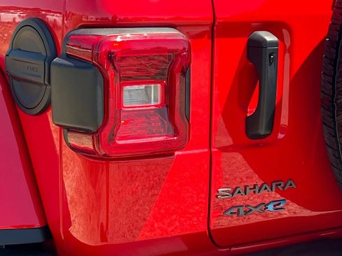 Used 2025 Jeep Wrangler Unlimited Sahara AWD/4WD image 35