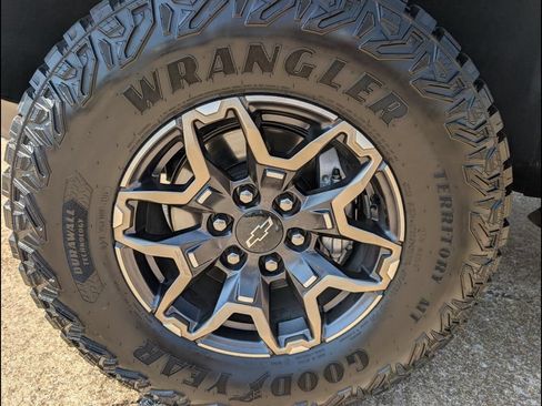 Used 2024 Chevrolet Colorado ZR2 w/ Technology Package AWD/4WD image 25