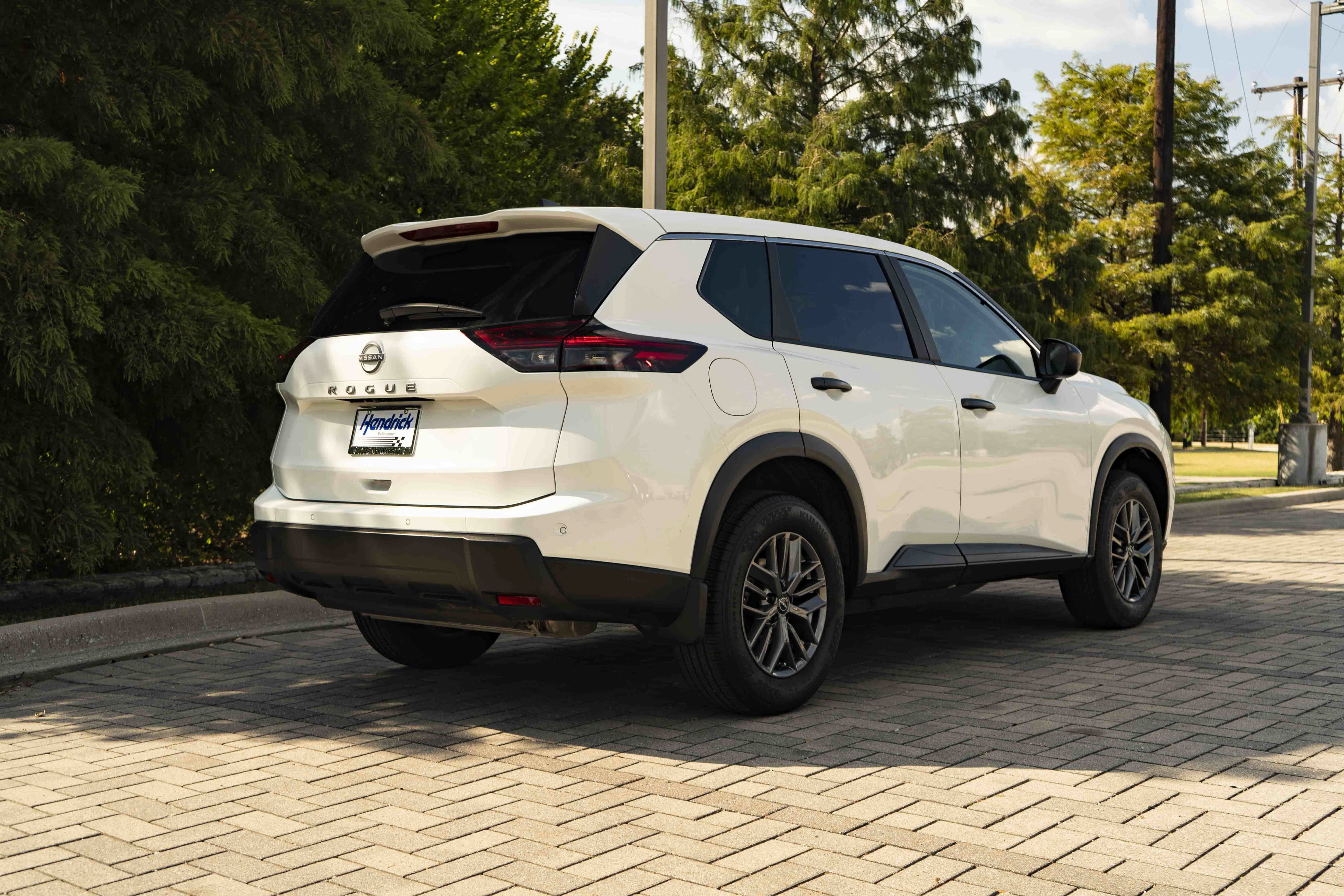 Used 2025 Nissan Rogue S FWD image 2