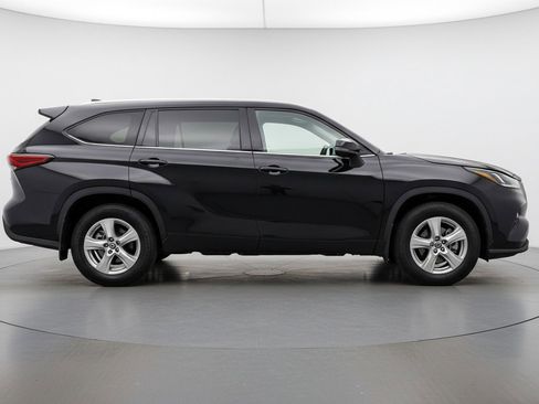 Used 2025 Toyota Highlander LE FWD image 11