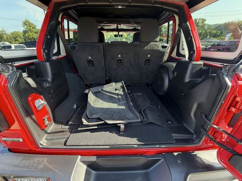 Used 2022 Jeep Wrangler Unlimited Sahara AWD/4WD image 31