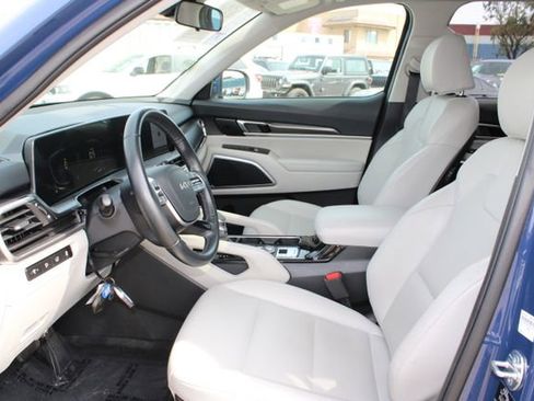 Used 2025 Kia Telluride S FWD image 33
