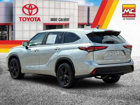Used 2024 Toyota Highlander LE FWD image 3