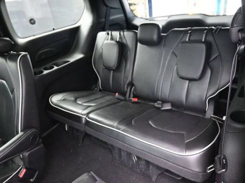 Used 2025 Chrysler Pacifica Limited FWD image 37
