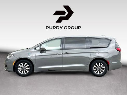 Used 2022 Chrysler Pacifica Touring-L w/ Uconnect Theater Family Group image 5