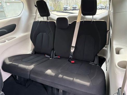 Used 2023 Chrysler Voyager LX image 18
