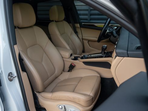 Certified 2022 Porsche Macan AWD/4WD image 37