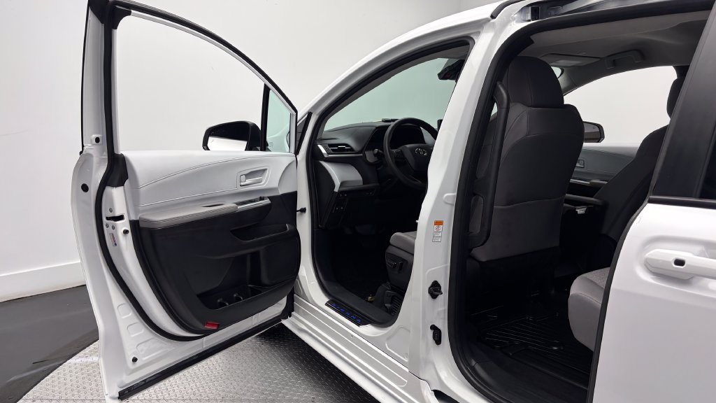 Certified 2026 Toyota Sienna LE FWD image 18