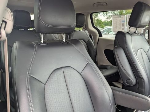 Used 2024 Chrysler Pacifica Limited FWD image 12