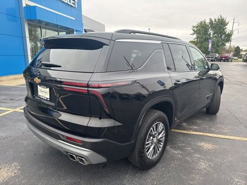 Used 2025 Chevrolet Traverse LT image 3