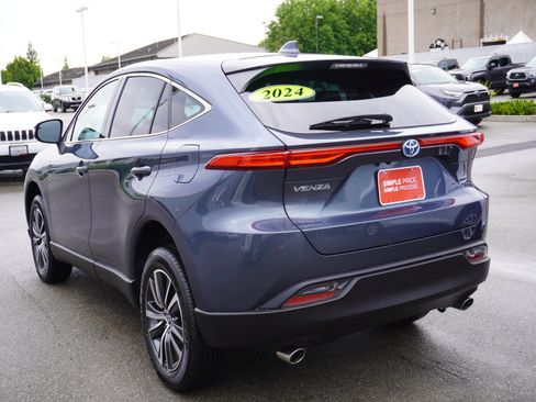 Used 2024 Toyota Venza LE AWD/4WD image 8