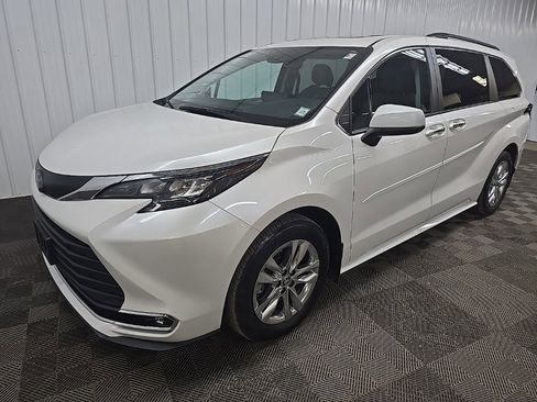 Used 2024 Toyota Sienna XLE image 8