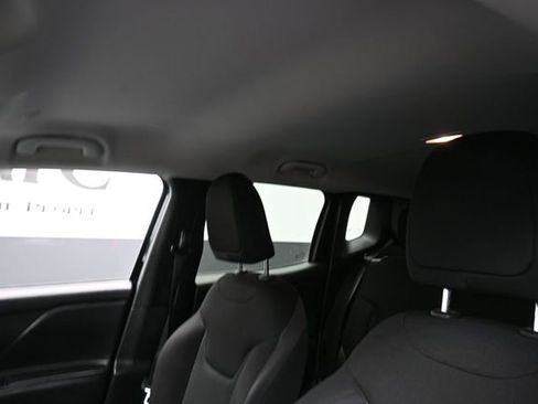 Used 2018 Jeep Renegade Altitude w/ UConnect 8.4 Nav Group AWD/4WD image 16