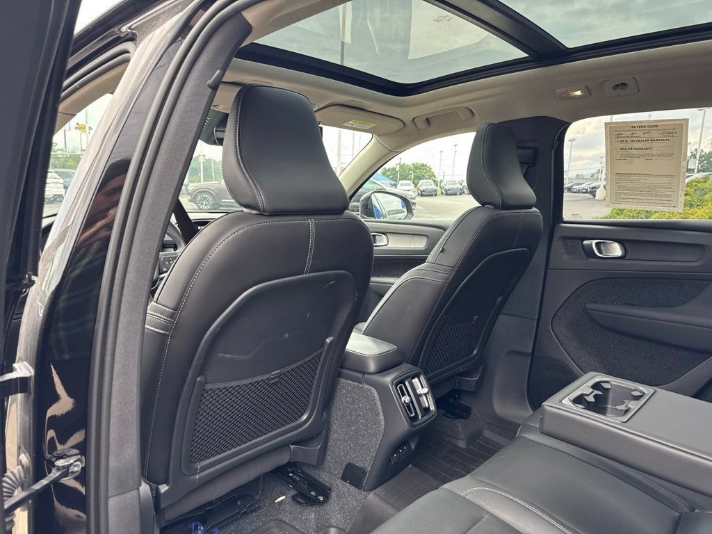 Certified 2025 Volvo XC40 B5 Plus w/ Protection Package Premier AWD/4WD image 23