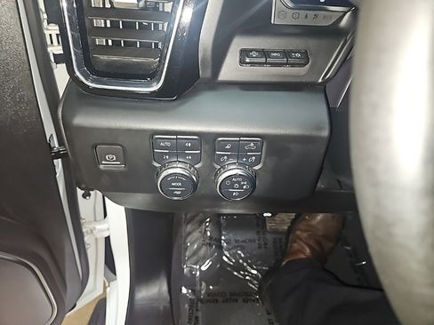 Used 2024 GMC Sierra 1500 Denali w/ Technology Package image 17