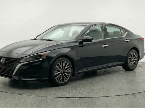 Used 2025 Nissan Altima 2.5 SV image 3