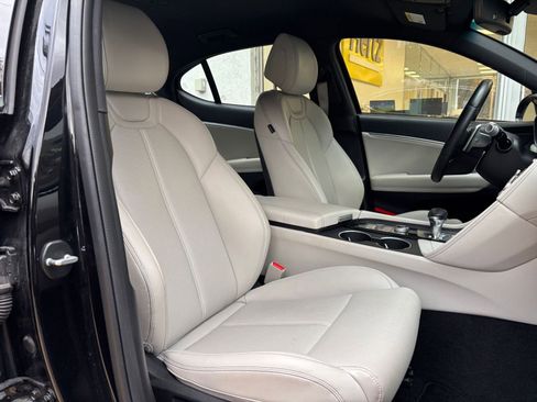 Used 2025 Genesis G70 2.5T image 28