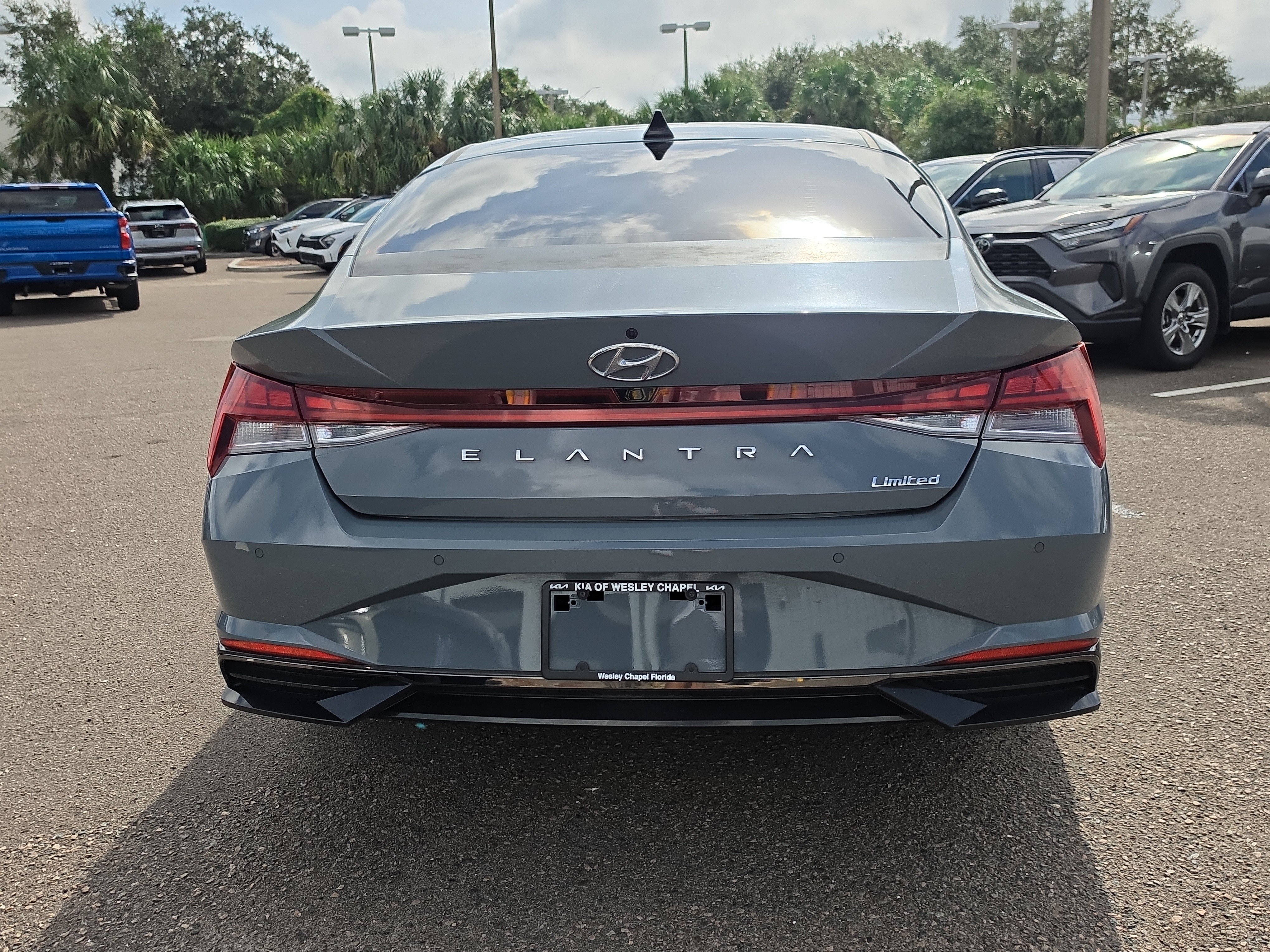Used 2022 Hyundai Elantra Limited FWD image 7
