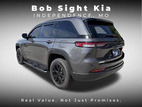 Used 2025 Jeep Grand Cherokee Altitude AWD/4WD image 11