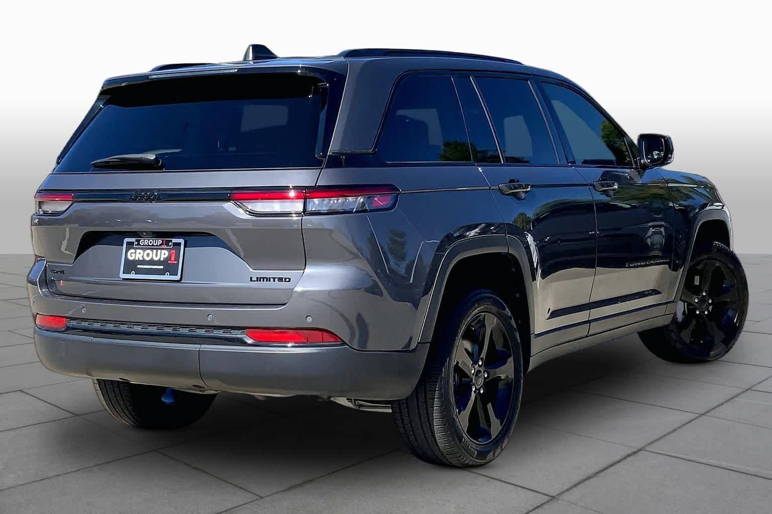 Used 2025 Jeep Grand Cherokee Limited w/ Black Appearance Package AWD/4WD image 13