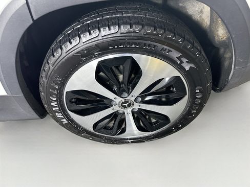 Used 2025 Mercedes-Benz GLB 250 4MATIC image 11