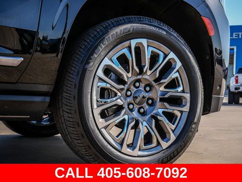 Used 2023 GMC Yukon Denali Ultimate AWD/4WD image 9
