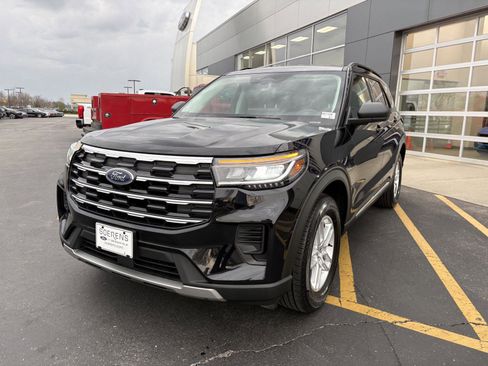 Used 2025 Ford Explorer Active AWD/4WD image 3
