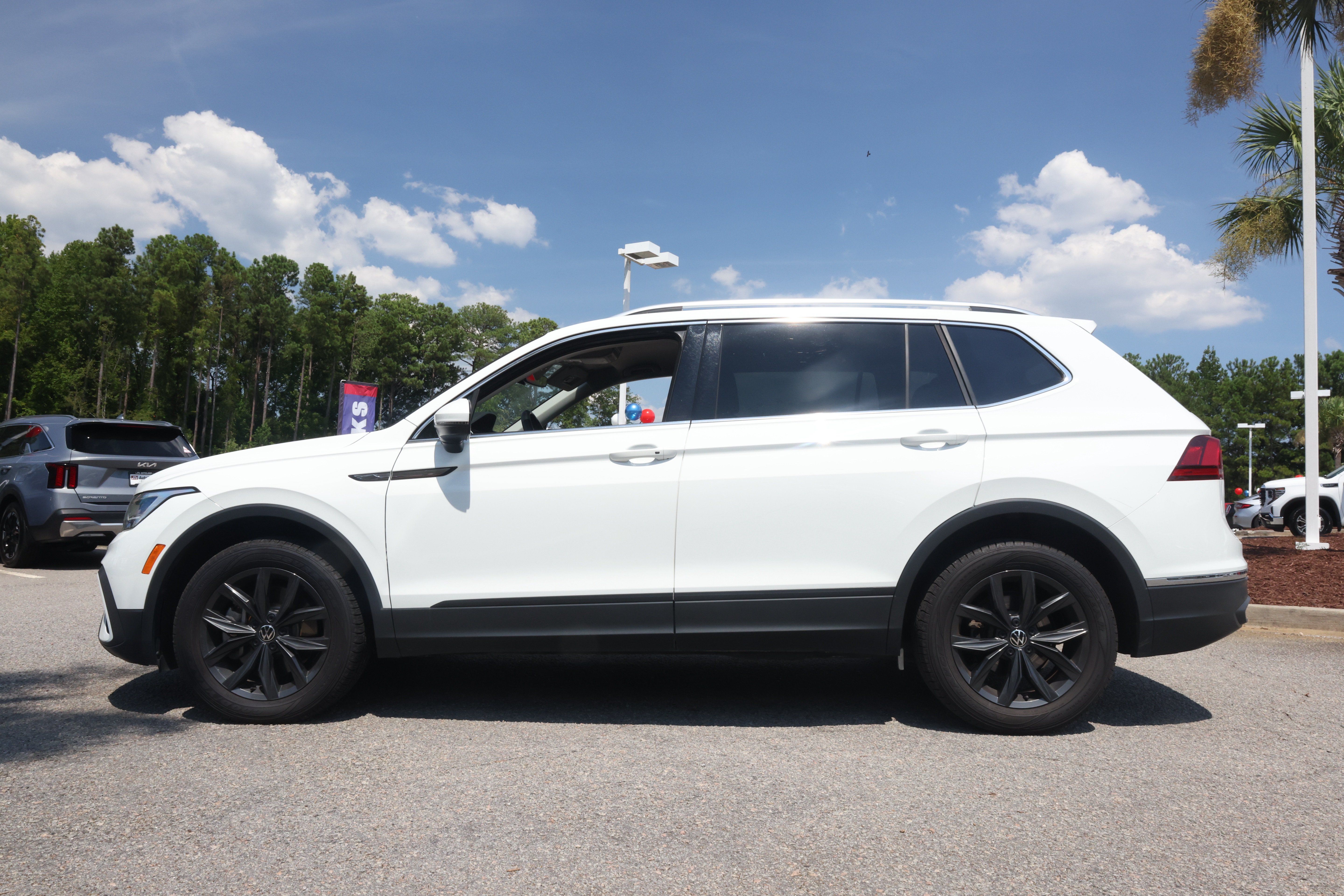 Used 2024 Volkswagen Tiguan SE AWD/4WD image 2