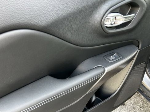 Used 2019 Jeep Cherokee Latitude w/ Cold Weather Group image 20