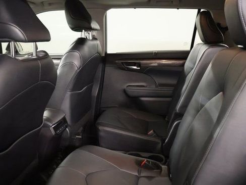 Used 2024 Toyota Highlander Limited image 31