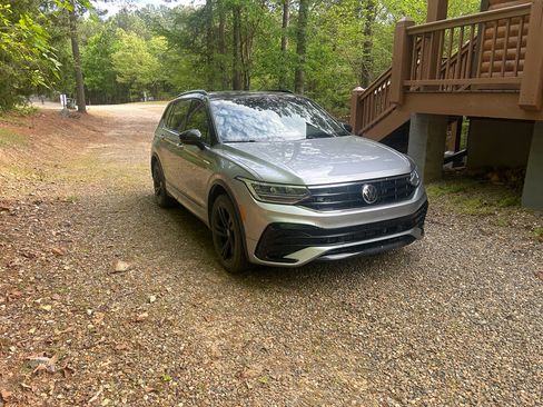 Used 2024 Volkswagen Tiguan SE R-Line image 2