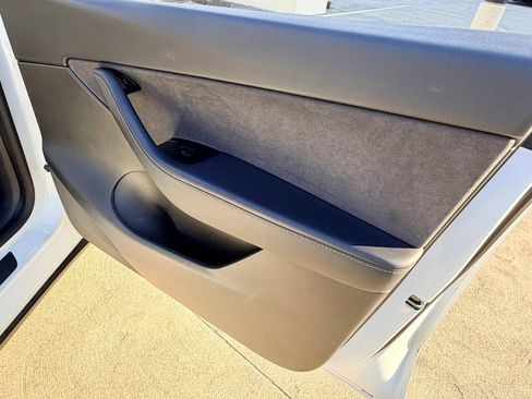 Used 2020 Tesla Model Y Long Range AWD/4WD image 32