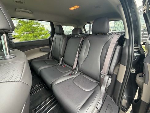 Used 2025 Kia Carnival EX FWD image 8