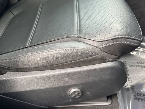 Used 2025 Mercedes-Benz GLC 300 4MATIC image 23