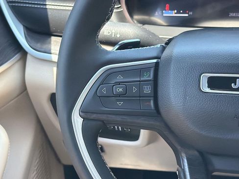 Used 2023 Jeep Grand Cherokee L Limited RWD image 8