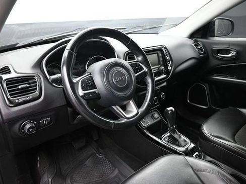 Used 2018 Jeep Compass Latitude FWD image 5