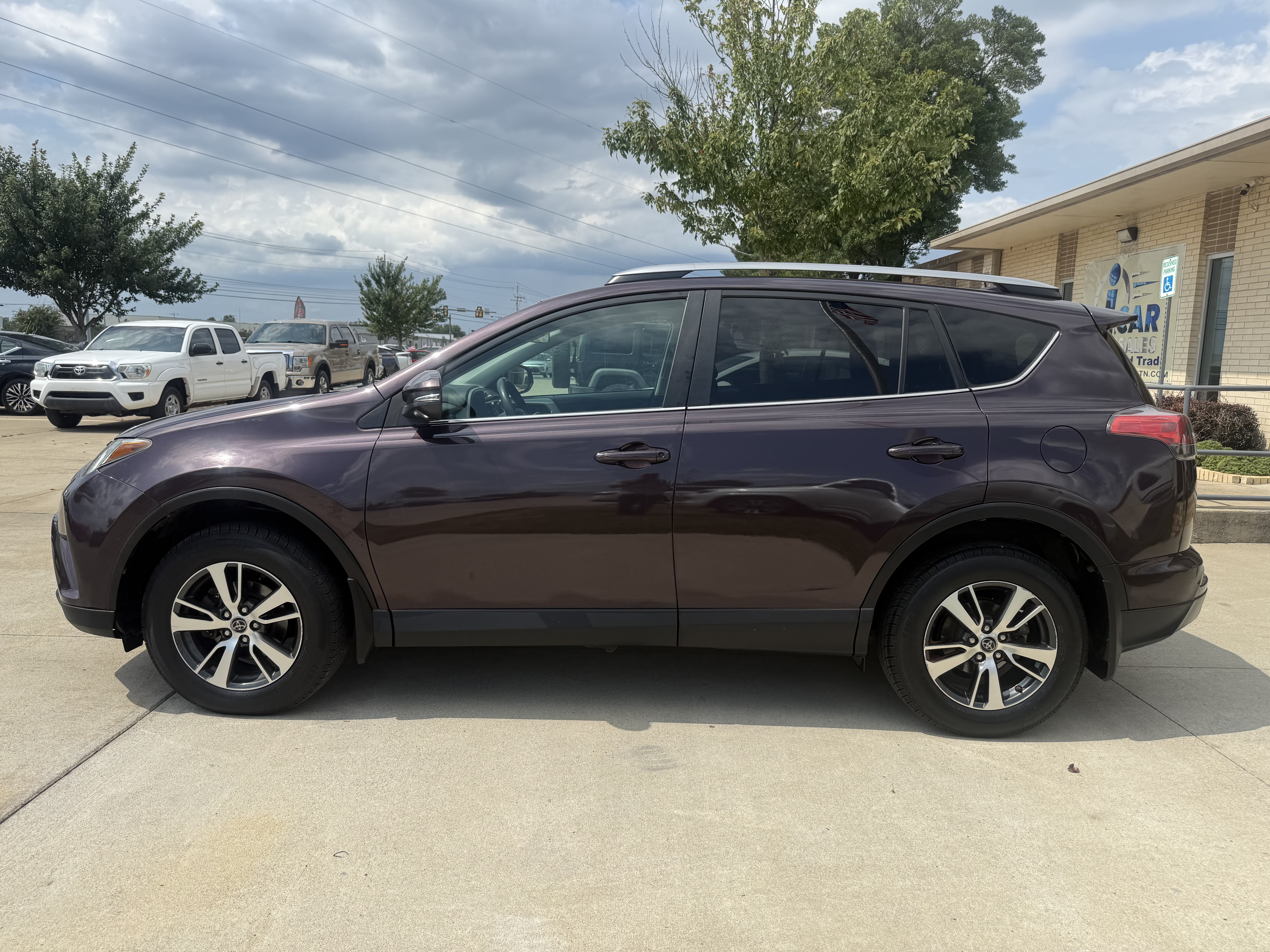 Used 2017 Toyota RAV4 XLE FWD image 4
