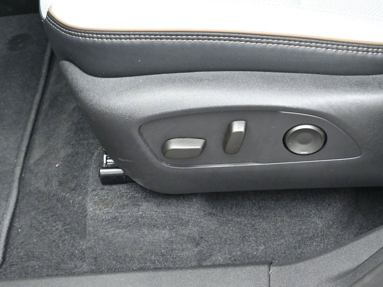 Used 2025 Chevrolet Traverse High Country AWD/4WD image 16