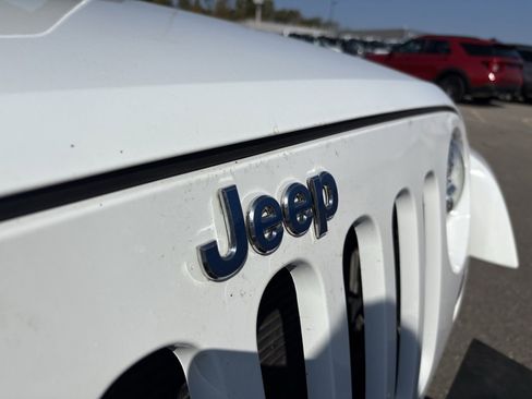 Used 2015 Jeep Wrangler Unlimited Sahara w/ Connectivity Group image 10
