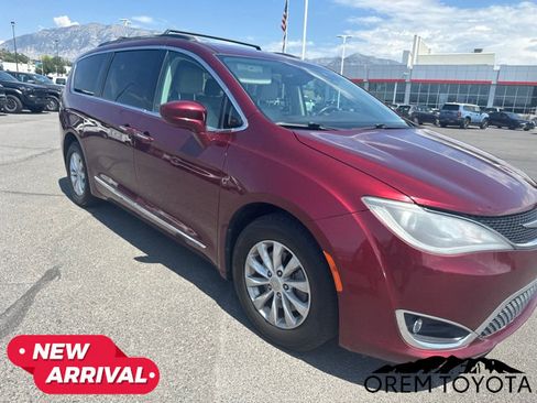 Used 2017 Chrysler Pacifica Touring-L FWD image 11