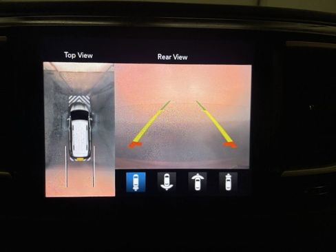 Used 2020 Chrysler Pacifica Touring w/ Advanced Safetytec Group image 9