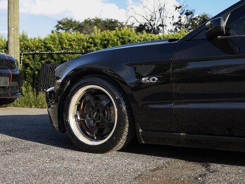 Used 2014 Ford Mustang GT RWD image 9