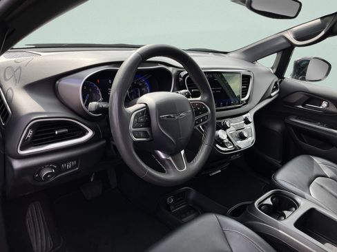 Used 2025 Chrysler Pacifica Select FWD image 15