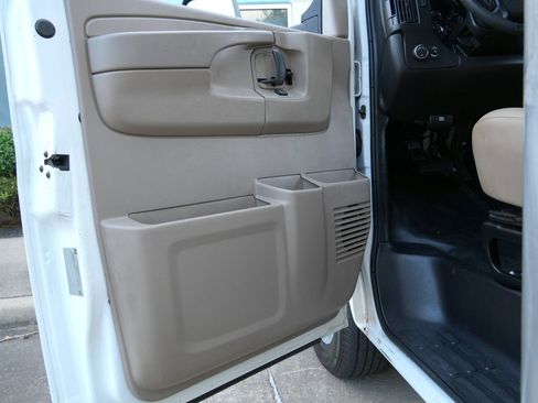 Used 2015 Chevrolet Express 4500 RWD image 40